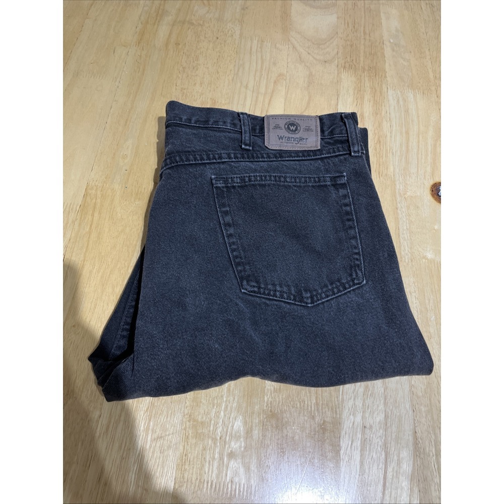 Wrangler Authentic Jeans Mens Size 42X32 Black Wash Denim Straight Leg Cotton